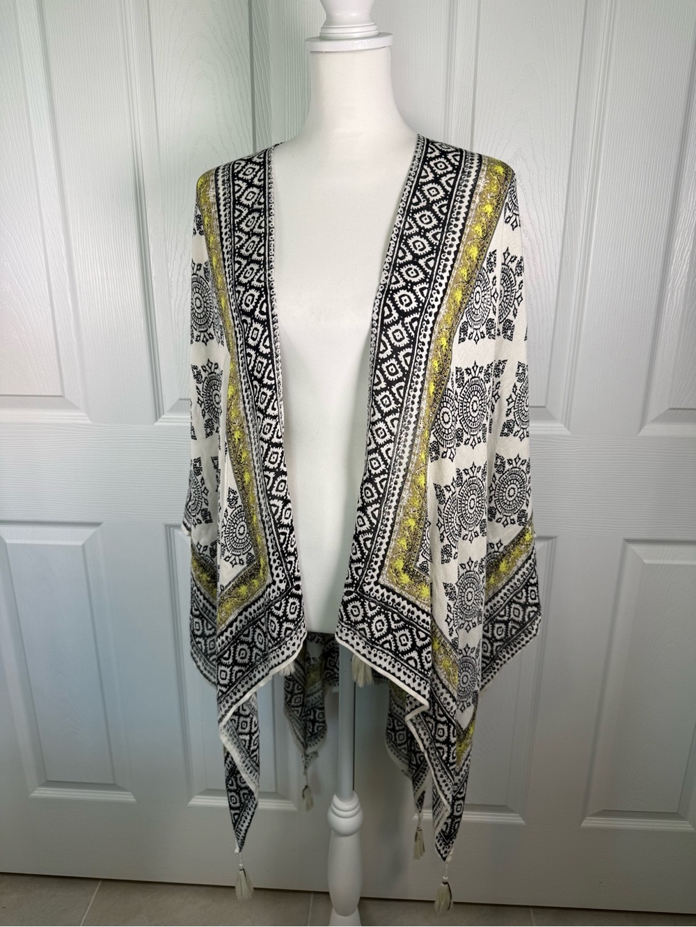 Vince Camuto Black Ivory
Medallion Tassel Shawl Wrap
Boho Resort Festival OS✨